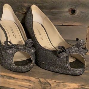 NWOT Super fun silver heels with peep toe